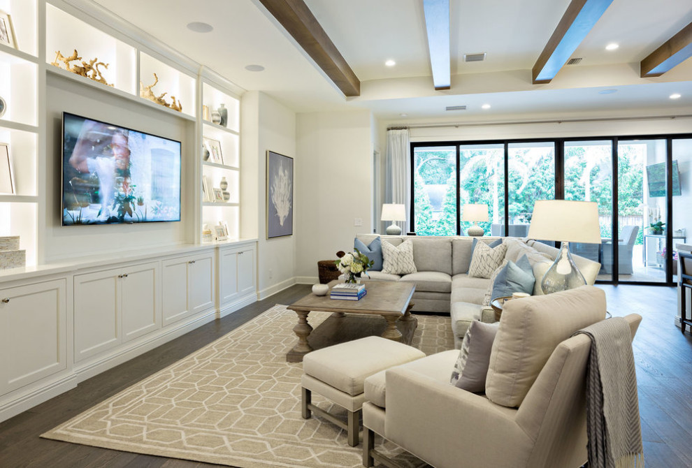 Foto di un soggiorno classico di medie dimensioni e aperto con pareti bianche, pavimento in legno massello medio, TV a parete e pavimento marrone