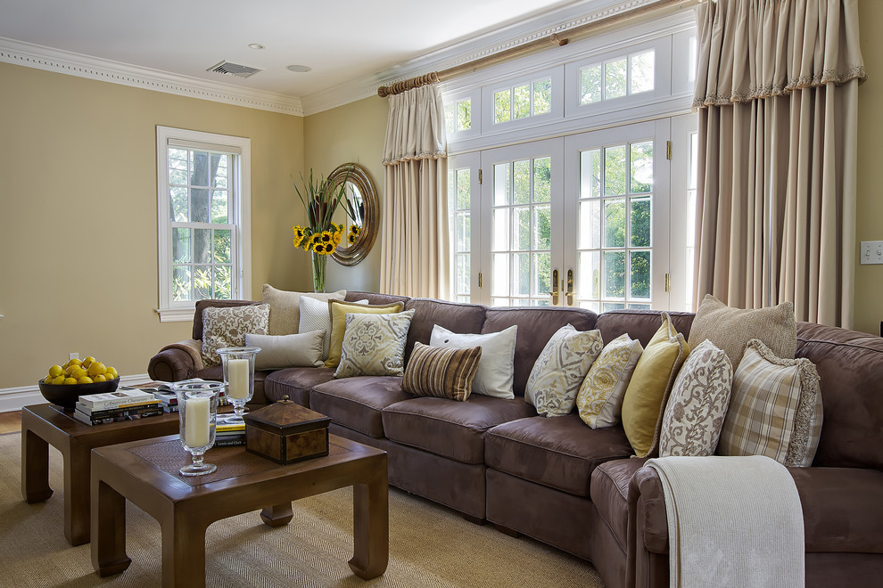 Diseño de sala de estar clásica con paredes beige