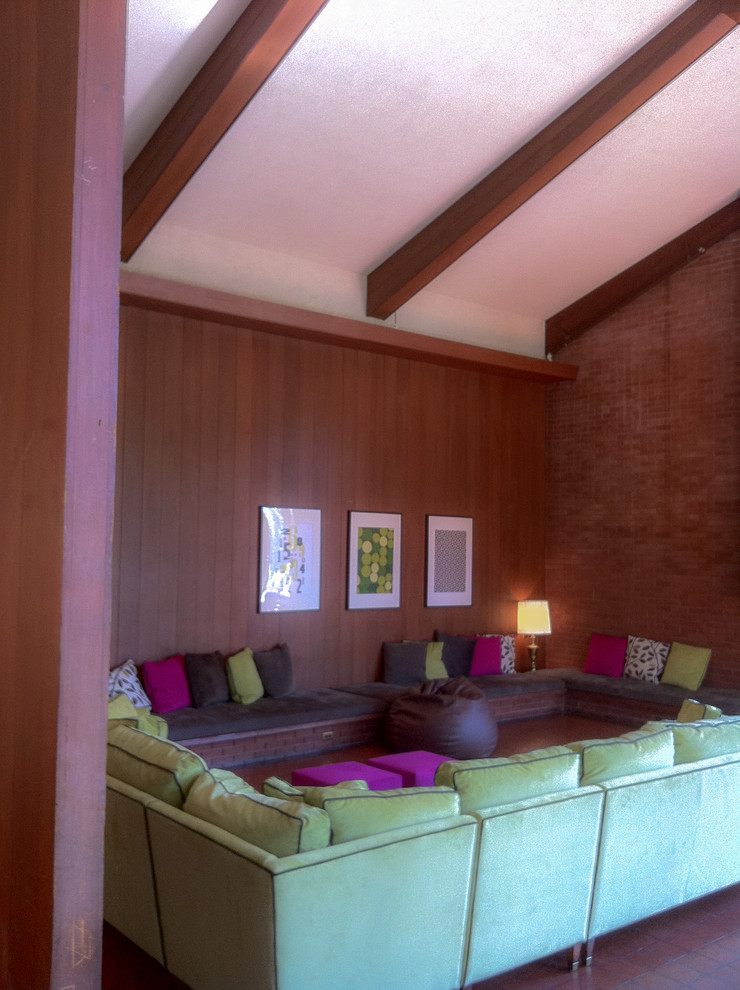 Пример оригинального дизайна: гостиная комната в стиле фьюжн