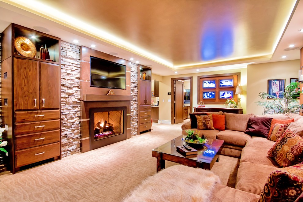 Exemple d'une grande salle de séjour chic ouverte avec un mur beige, moquette, une cheminée standard, un manteau de cheminée en bois et un téléviseur encastré.
