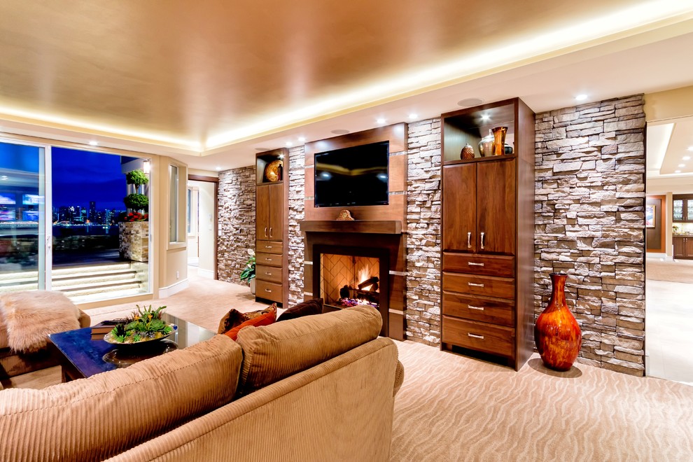Aménagement d'une grande salle de séjour classique ouverte avec un mur beige, moquette, une cheminée standard, un manteau de cheminée en bois et un téléviseur fixé au mur.