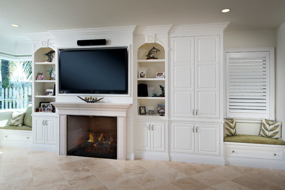 Ejemplo de sala de estar abierta tradicional grande con paredes blancas, suelo de mármol, todas las chimeneas, marco de chimenea de hormigón, televisor colgado en la pared y suelo beige
