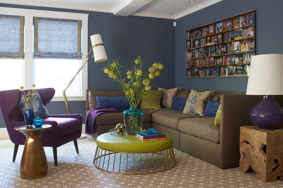 Foto de sala de estar cerrada clásica renovada grande sin chimenea y televisor con paredes azules, moqueta y alfombra