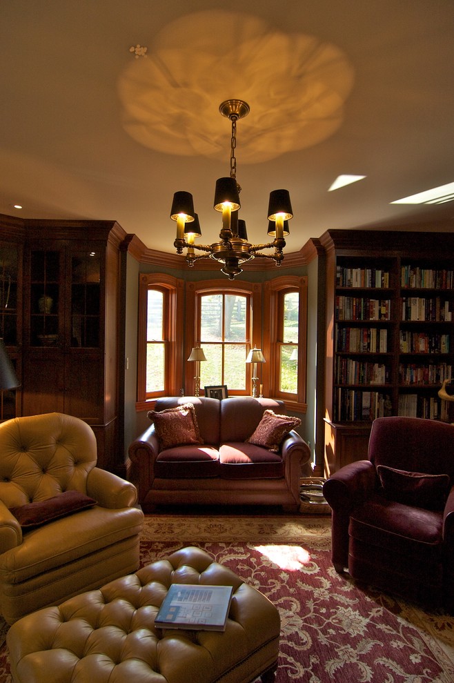 Inspiration pour une salle de séjour victorienne fermée avec une bibliothèque ou un coin lecture, un mur marron et parquet foncé.