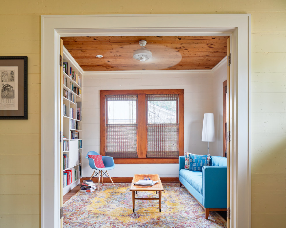 Idee per un soggiorno chic con pareti bianche, pavimento in legno massello medio e pavimento marrone