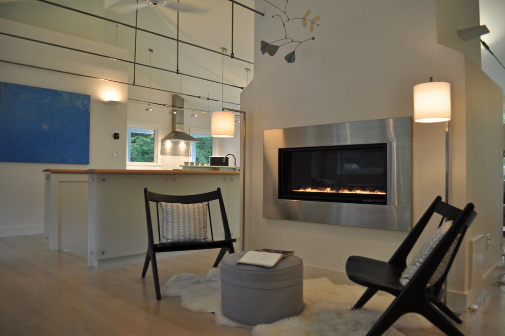 Стильный дизайн: открытая гостиная комната среднего размера в стиле ретро с белыми стенами и светлым паркетным полом - последний тренд
