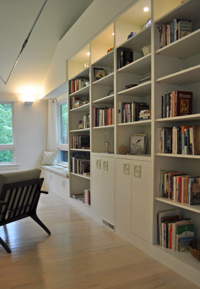 Mittelgroßes, Offenes Retro Wohnzimmer mit weißer Wandfarbe und hellem Holzboden in Boston