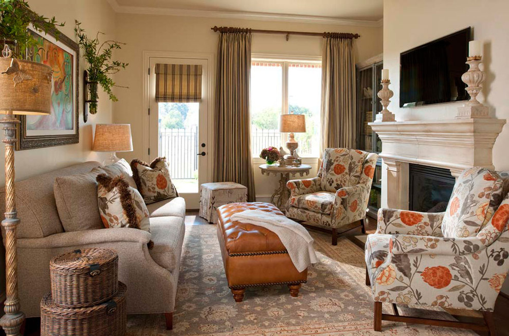 Immagine di un soggiorno costiero di medie dimensioni con pareti beige, camino classico, TV a parete e moquette