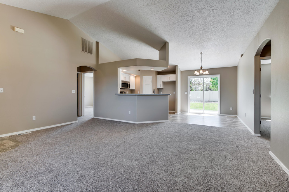 Kleines, Fernseherloses, Offenes Klassisches Wohnzimmer ohne Kamin mit beiger Wandfarbe und Teppichboden in Boise