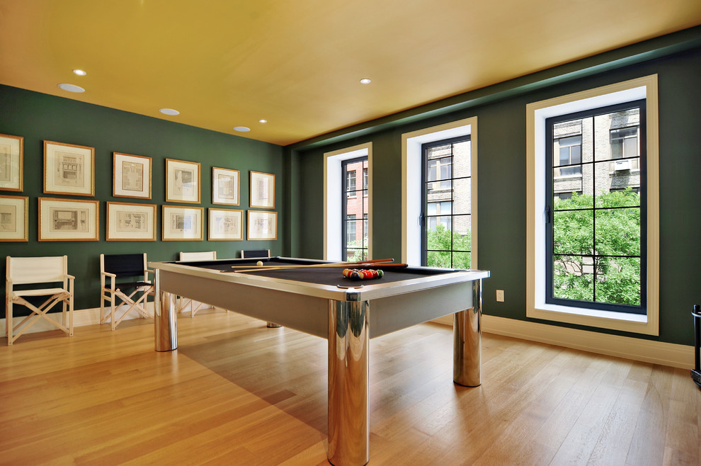 Ispirazione per un soggiorno contemporaneo di medie dimensioni e chiuso con sala giochi, pareti verdi, parquet chiaro e pavimento beige