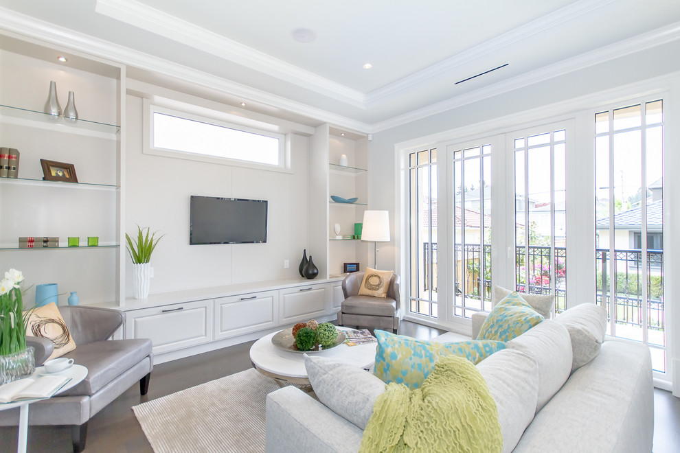 Klassisches Wohnzimmer ohne Kamin mit beiger Wandfarbe, dunklem Holzboden und TV-Wand in Vancouver