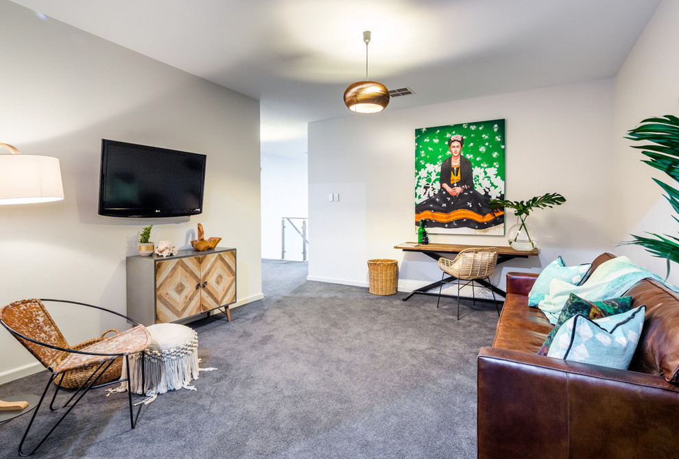 Abgetrenntes Modernes Wohnzimmer mit weißer Wandfarbe, Teppichboden, TV-Wand und grauem Boden in Adelaide