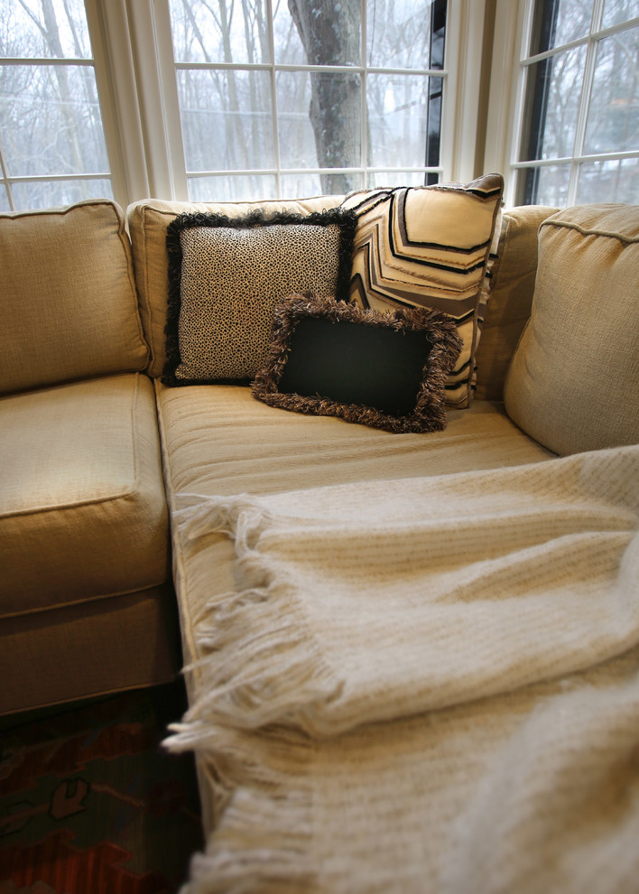 Esempio di un soggiorno classico di medie dimensioni e aperto con pareti grigie, pavimento in legno massello medio, TV a parete e pavimento marrone