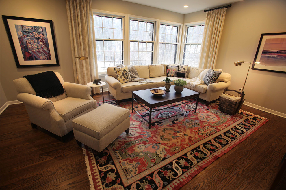 Mittelgroßes, Offenes Klassisches Wohnzimmer mit grauer Wandfarbe, braunem Holzboden, TV-Wand und braunem Boden in Detroit