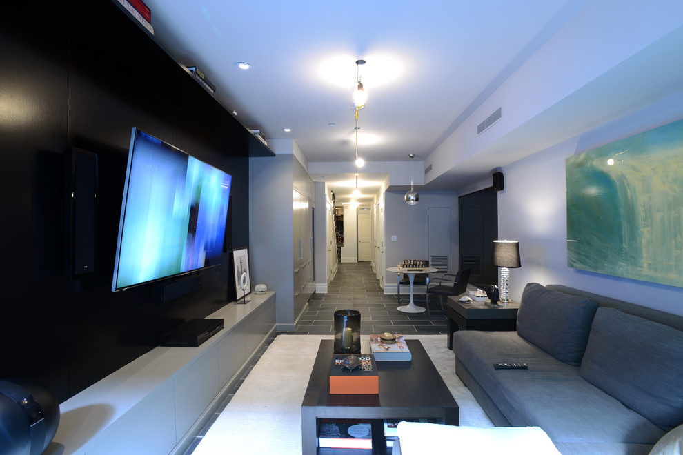Идея дизайна: изолированная гостиная комната среднего размера в классическом стиле с домашним баром, бежевыми стенами и телевизором на стене без камина