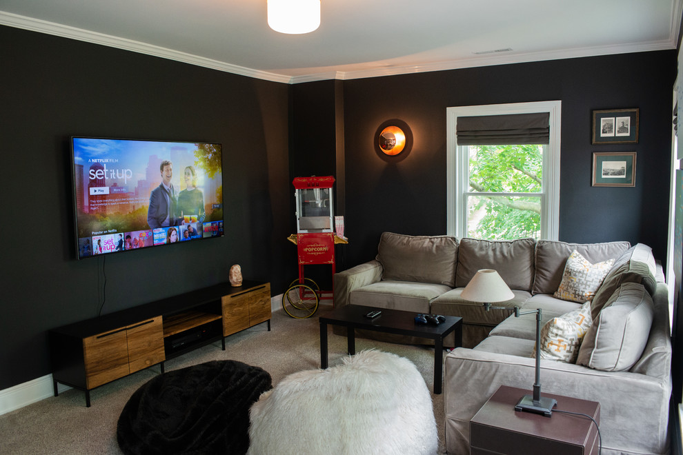 Foto på ett eklektiskt allrum, med heltäckningsmatta, en väggmonterad TV och beiget golv