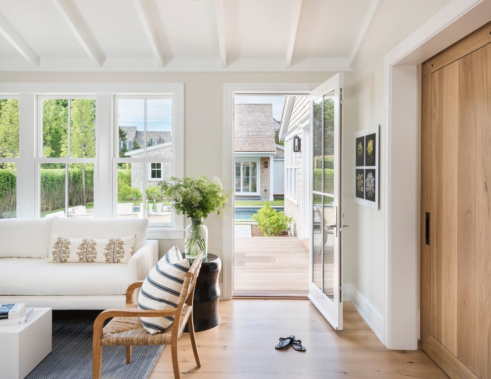 Mittelgroßes, Offenes Maritimes Wohnzimmer ohne Kamin mit beiger Wandfarbe, hellem Holzboden und braunem Boden in Providence
