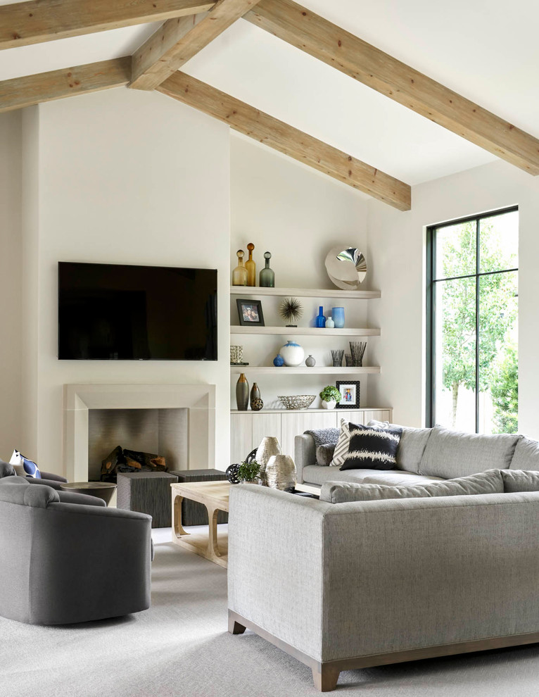 Cette image montre une salle de séjour design avec un mur blanc, moquette, une cheminée standard, un téléviseur fixé au mur et un sol gris.