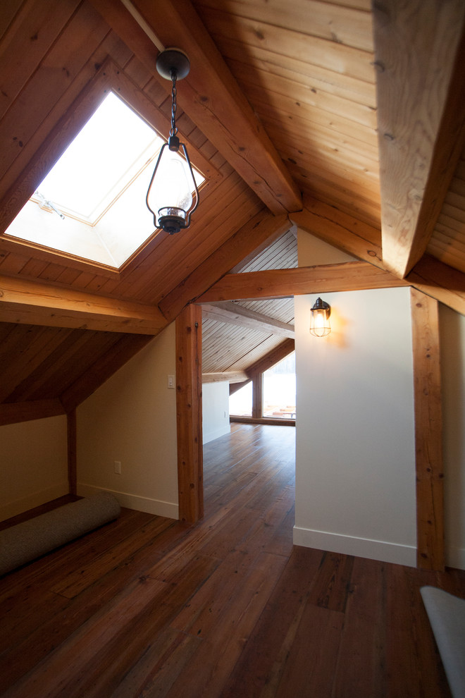 Imagen de sala de estar rústica de tamaño medio con suelo de madera en tonos medios