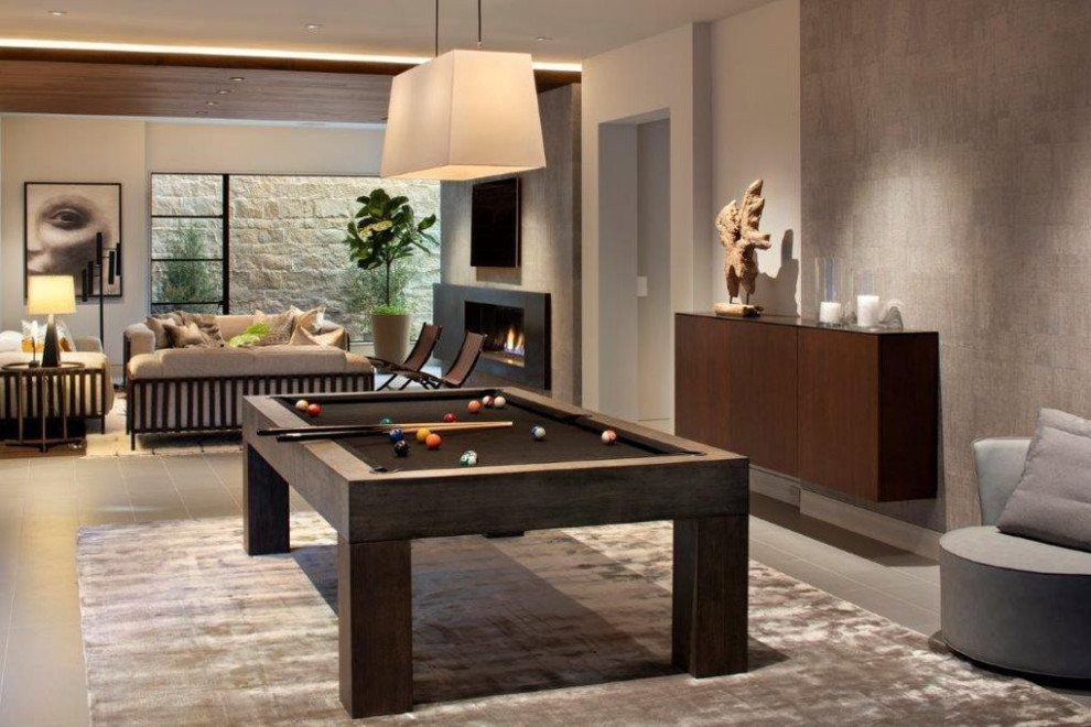 Cette image montre une salle de séjour minimaliste avec salle de jeu, un mur gris, une cheminée standard, un manteau de cheminée en métal, un téléviseur fixé au mur, un sol gris et un plafond en bois.