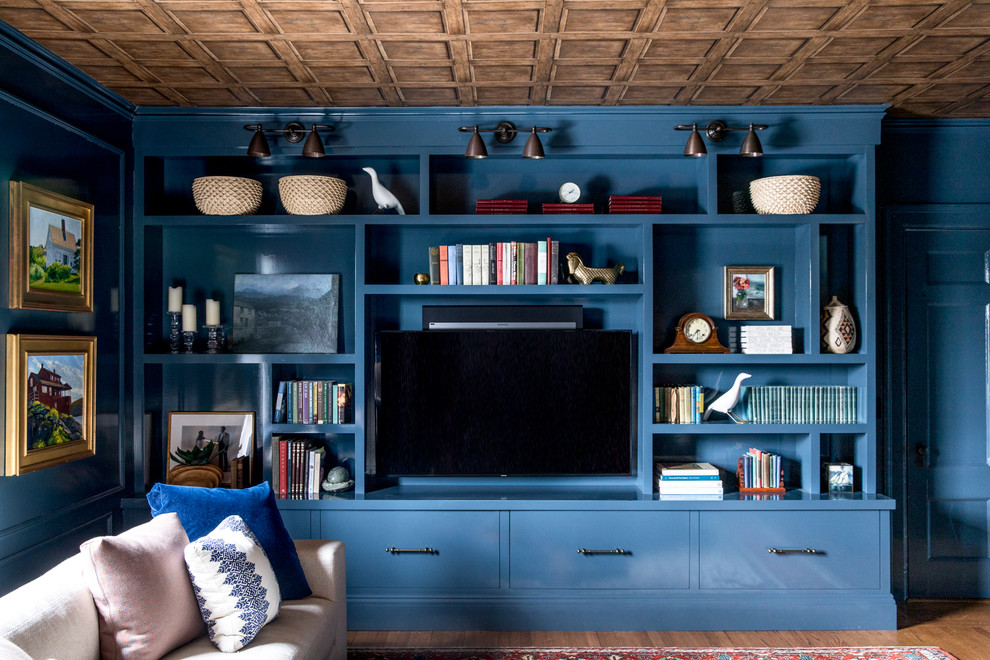 ポートランド(メイン)にあるトランジショナルスタイルのおしゃれなファミリールーム (青い壁、無垢フローリング、埋込式メディアウォール、茶色い床) の写真