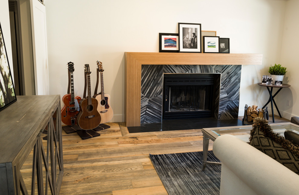 Foto de sala de estar abierta contemporánea de tamaño medio sin televisor con paredes blancas, suelo de madera en tonos medios, todas las chimeneas, marco de chimenea de madera y suelo marrón