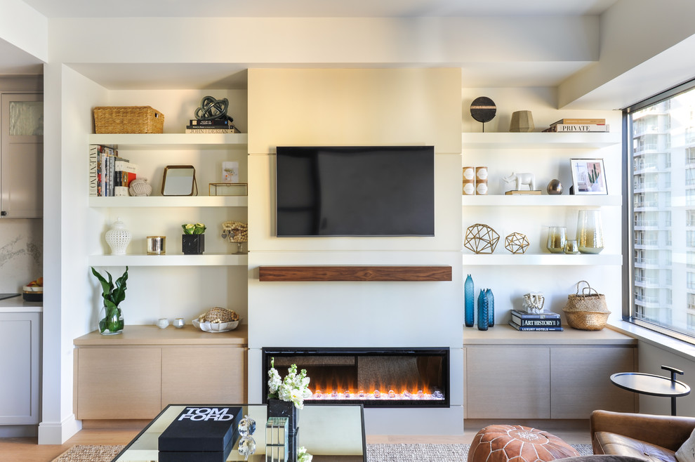 Foto de sala de estar abierta contemporánea de tamaño medio con paredes blancas, suelo de madera clara, chimenea lineal, marco de chimenea de yeso, televisor colgado en la pared y suelo beige