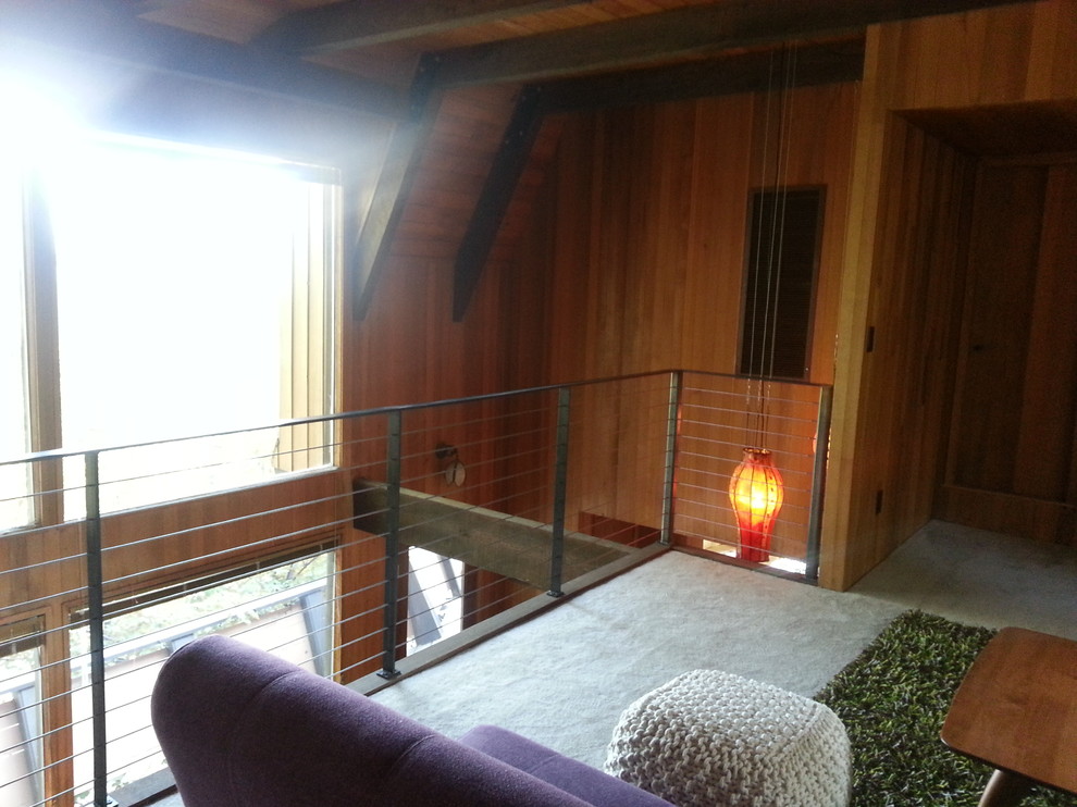 Immagine di un piccolo soggiorno minimalista stile loft con moquette