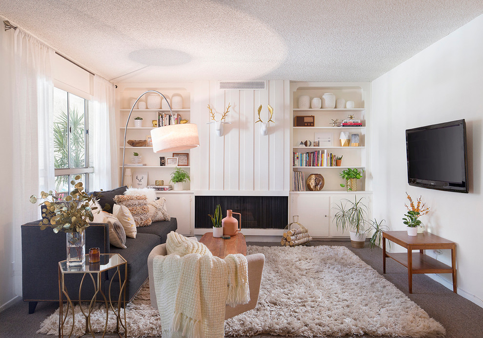 Mittelgroßes, Offenes Skandinavisches Wohnzimmer mit weißer Wandfarbe, Teppichboden, Gaskamin, TV-Wand und Kaminumrandung aus Holz in Los Angeles
