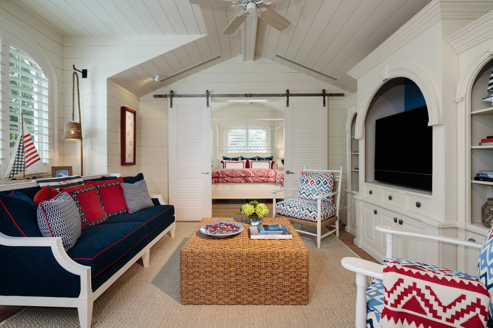Maritimes Wohnzimmer mit weißer Wandfarbe, hellem Holzboden und beigem Boden in Miami