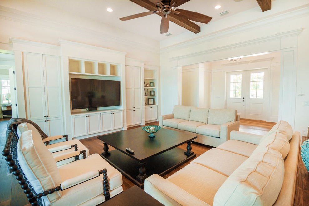Offenes, Großes Maritimes Wohnzimmer ohne Kamin mit weißer Wandfarbe, braunem Holzboden und Multimediawand in Orlando