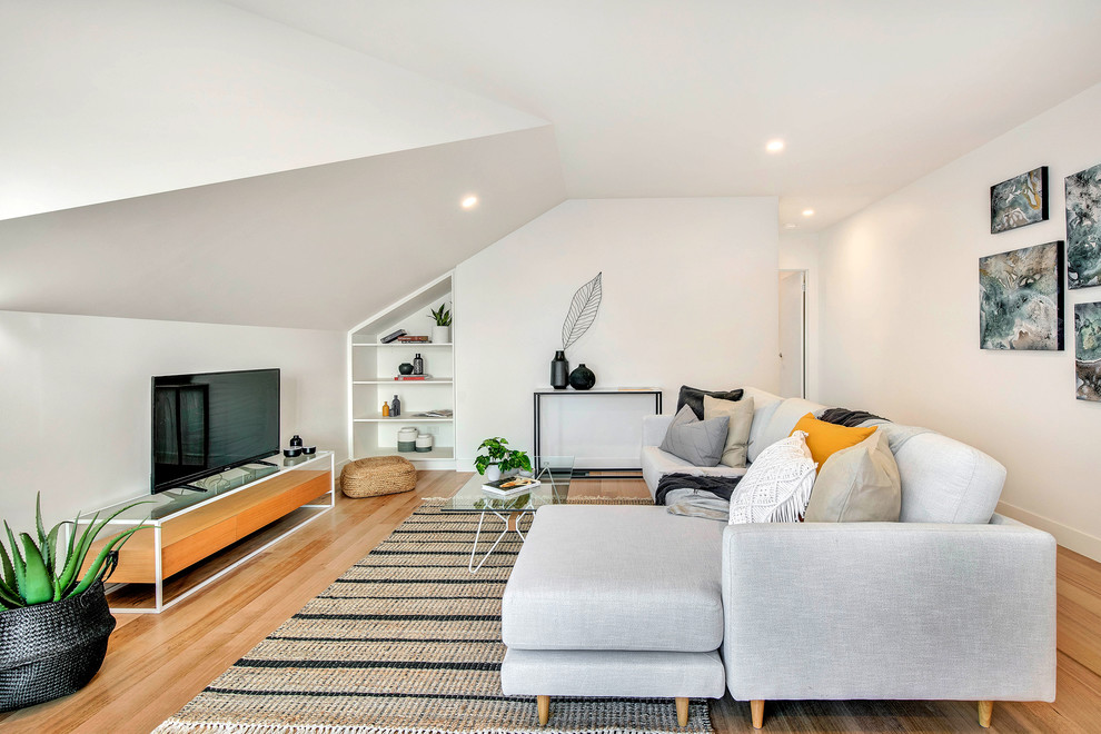 Diseño de sala de estar contemporánea de tamaño medio con paredes blancas, suelo de madera en tonos medios, televisor independiente y suelo marrón