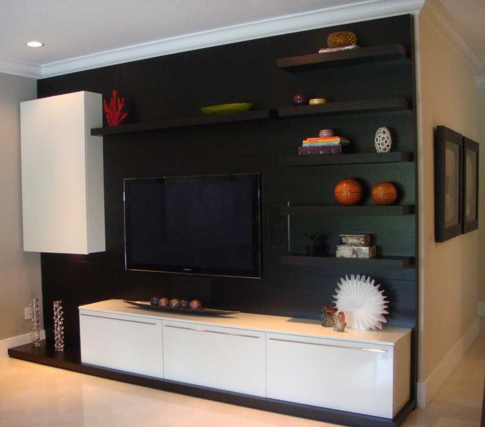 Cette photo montre une grande salle de séjour tendance ouverte avec un mur gris, un sol en marbre et un téléviseur fixé au mur.