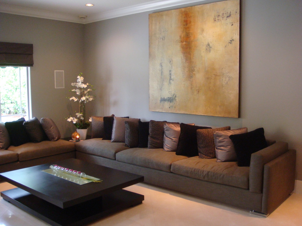 Diseño de sala de estar abierta actual grande con paredes grises, suelo de mármol y televisor colgado en la pared