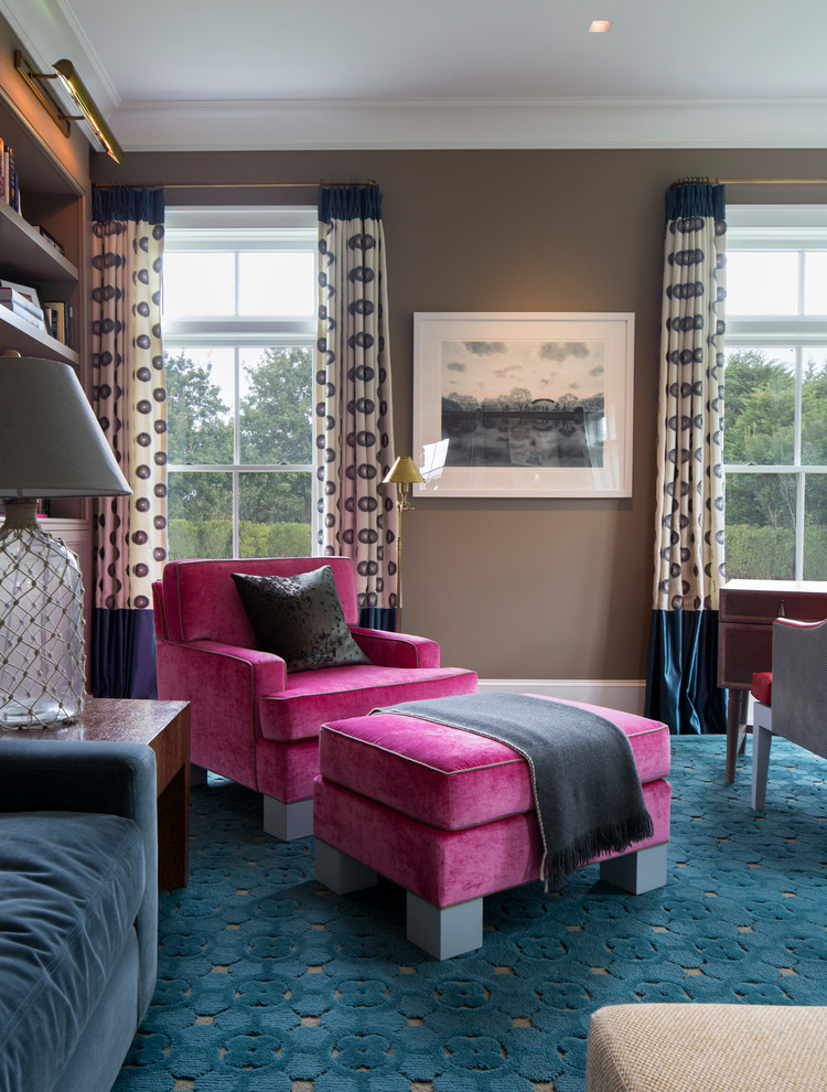 Klassisches Wohnzimmer mit brauner Wandfarbe, braunem Holzboden, Kamin, gefliester Kaminumrandung und blauem Boden in New York