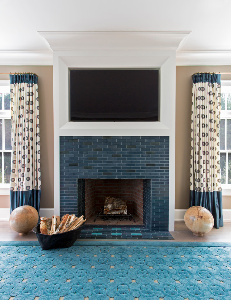 Ispirazione per un soggiorno classico con pareti marroni, pavimento in legno massello medio, camino classico, cornice del camino piastrellata e pavimento blu