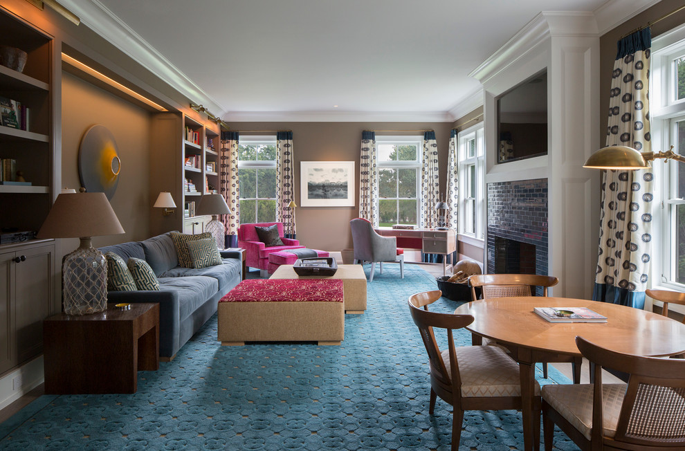 Идея дизайна: большая изолированная гостиная комната в стиле неоклассика (современная классика) с коричневыми стенами, паркетным полом среднего тона, стандартным камином, фасадом камина из плитки и синим полом
