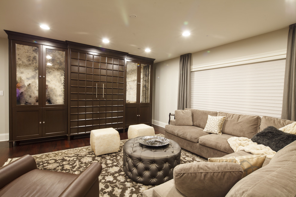 Idee per un soggiorno classico chiuso con pareti beige e parquet scuro