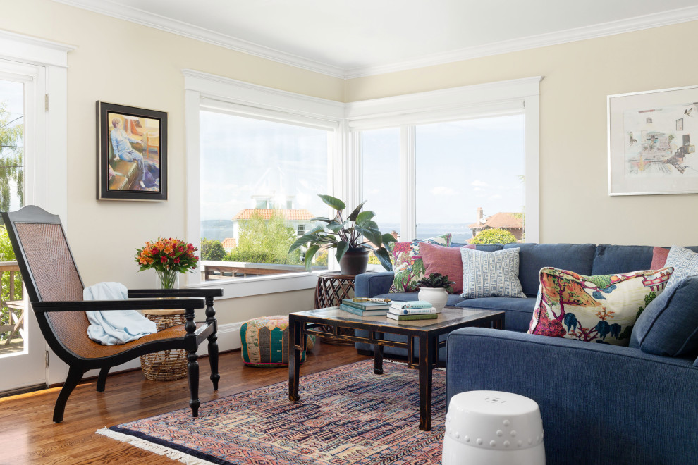 Kleines, Fernseherloses, Offenes Stilmix Wohnzimmer ohne Kamin mit gelber Wandfarbe, braunem Holzboden und braunem Boden in Seattle
