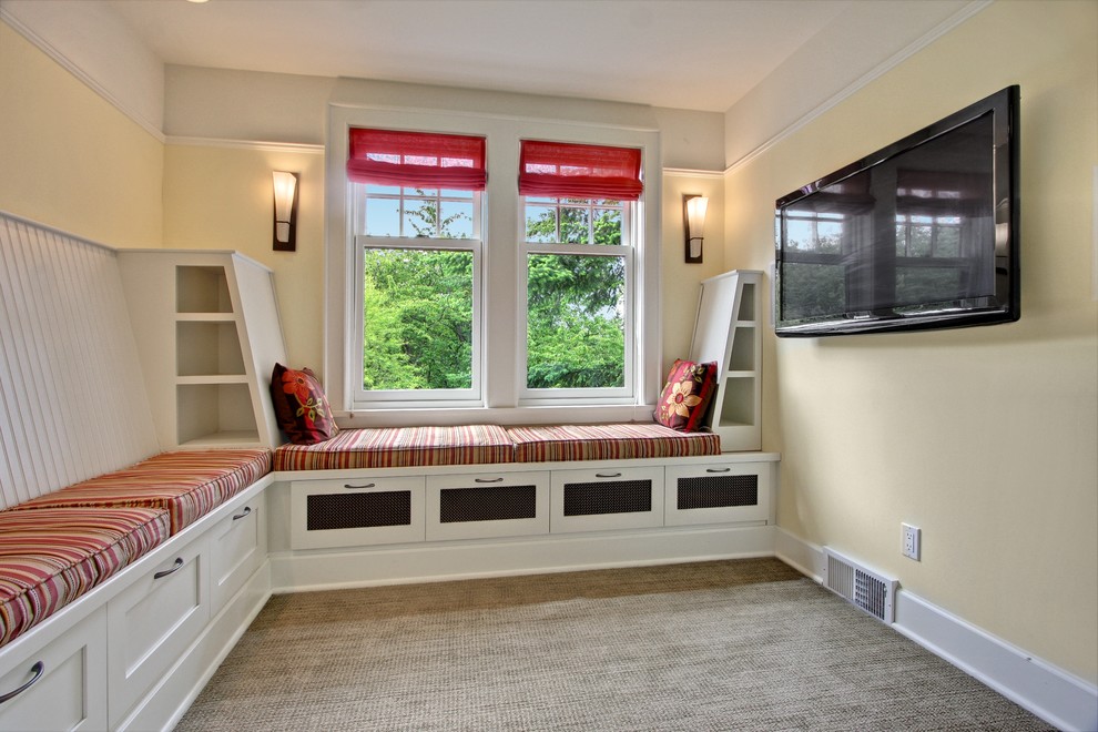 Foto di un piccolo soggiorno american style con pareti gialle, moquette, nessun camino e TV a parete