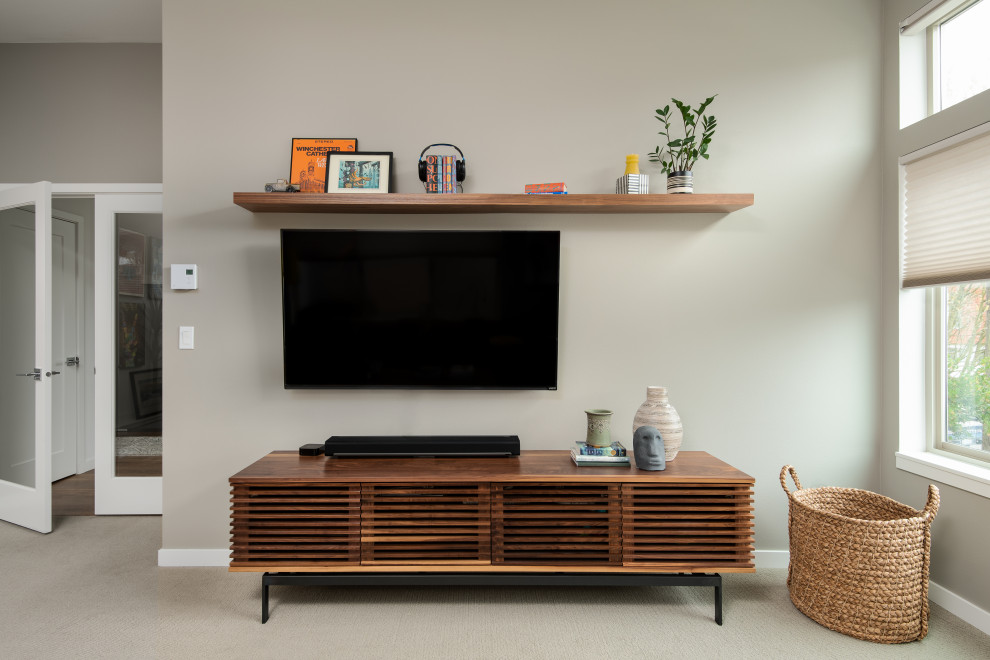 Esempio di un soggiorno moderno di medie dimensioni e chiuso con pareti grigie, moquette, TV a parete e pavimento grigio