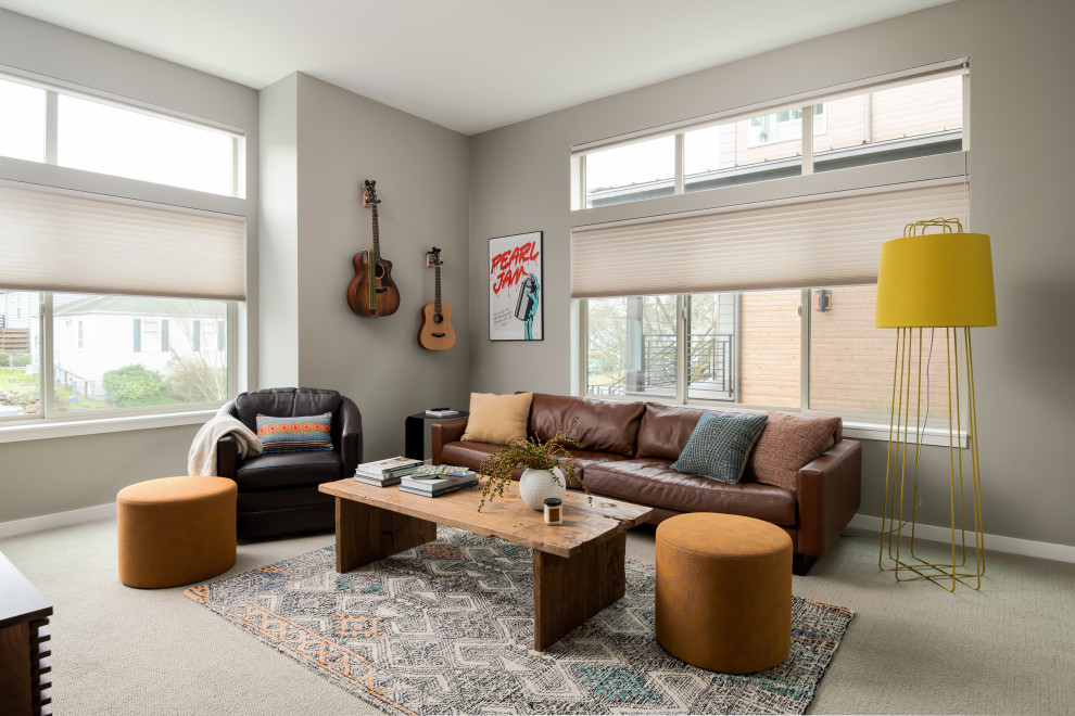 Imagen de sala de estar cerrada contemporánea de tamaño medio con paredes grises, moqueta, televisor colgado en la pared y suelo gris