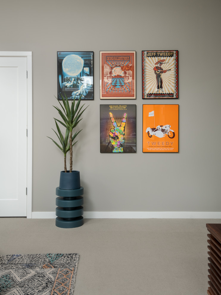 Diseño de sala de estar cerrada minimalista de tamaño medio con paredes grises, moqueta, televisor colgado en la pared y suelo gris