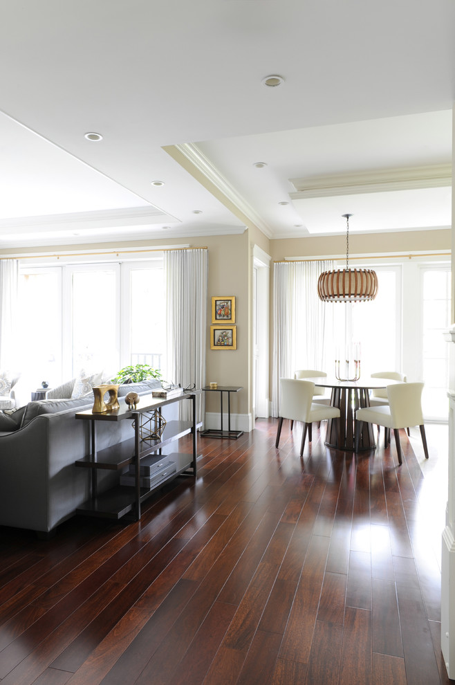 Diseño de sala de estar abierta contemporánea grande sin chimenea con paredes beige, suelo de madera oscura y televisor independiente