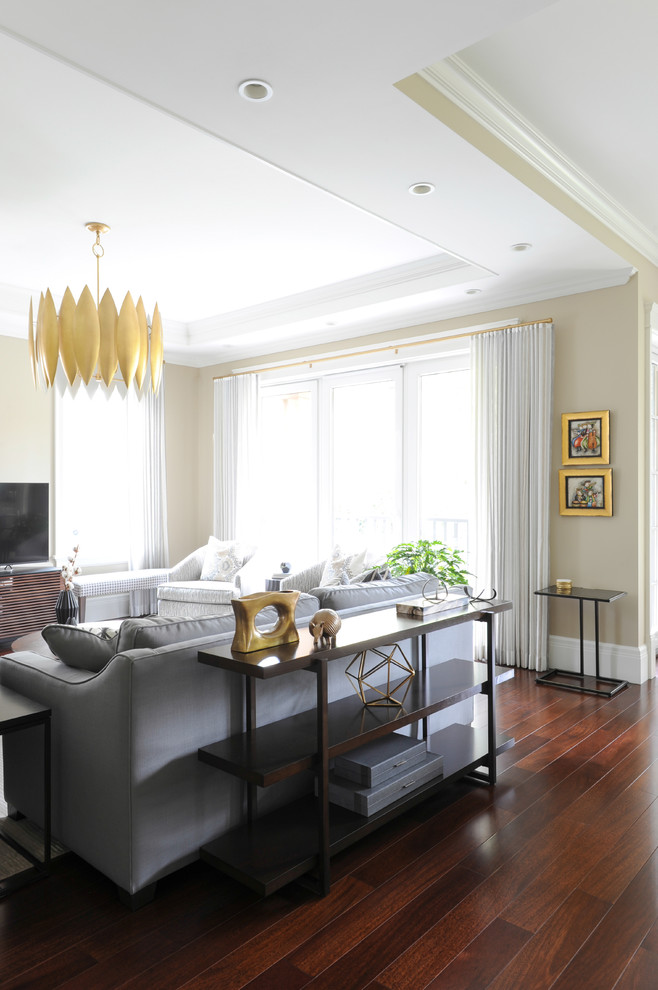 Foto di un grande soggiorno design aperto con pareti beige, parquet scuro, nessun camino e TV autoportante