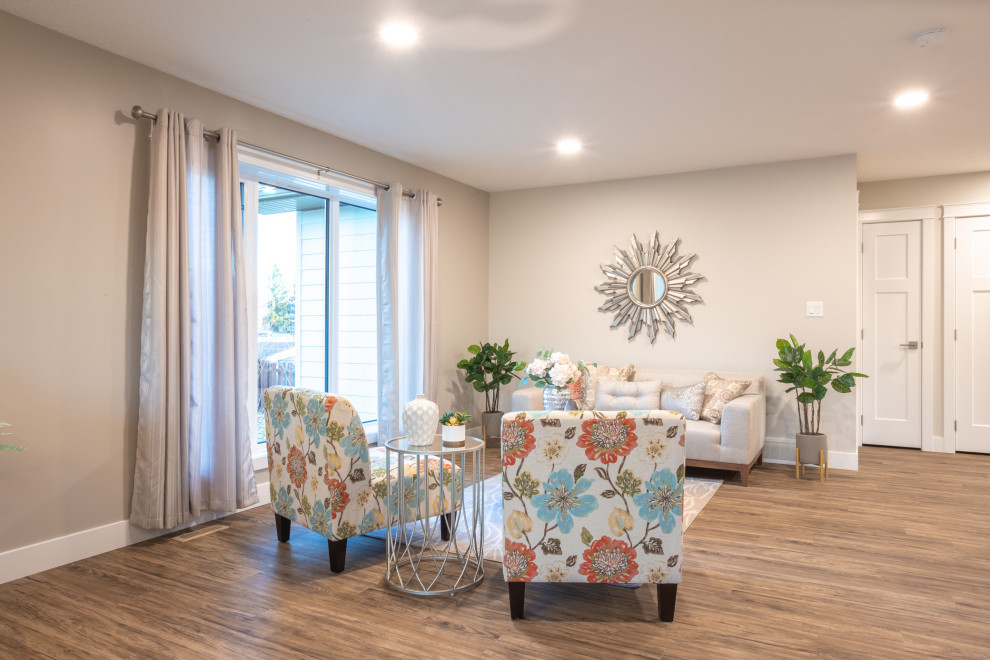 Diseño de sala de estar abierta de estilo americano de tamaño medio con paredes beige y suelo vinílico