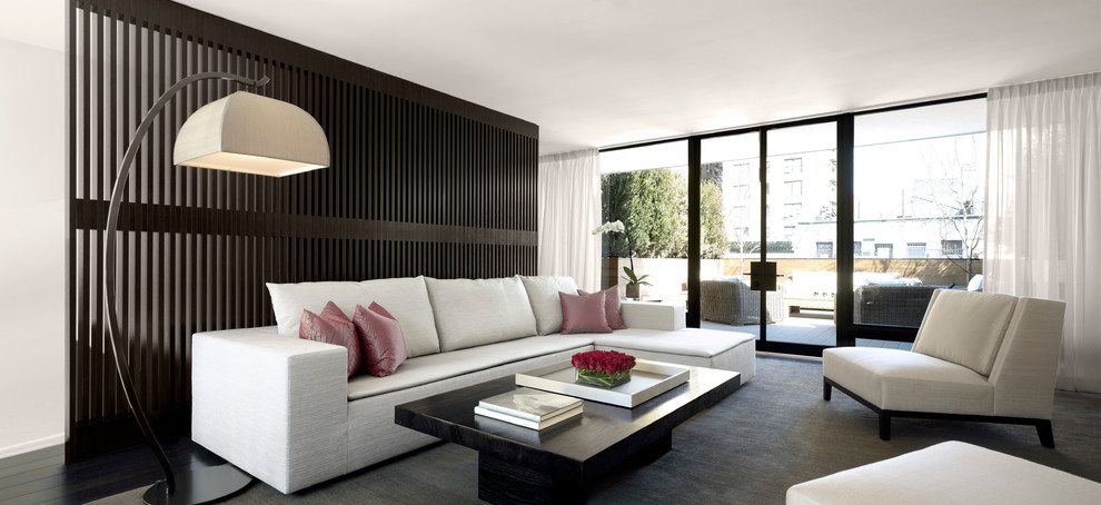 Immagine di un grande soggiorno moderno aperto con pareti bianche, pavimento in legno verniciato, nessun camino e pavimento grigio