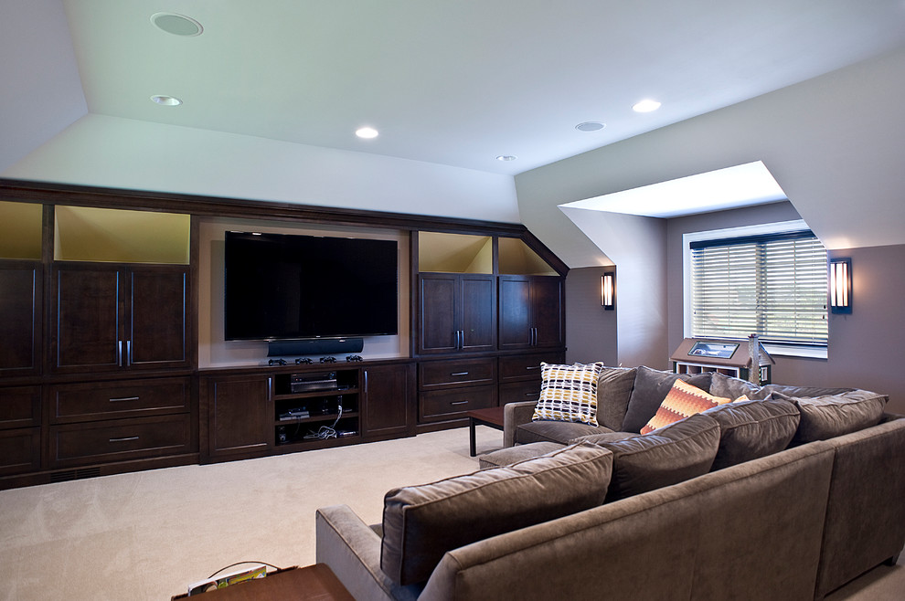 Diseño de sala de estar clásica con paredes blancas, moqueta y pared multimedia
