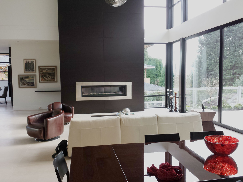 Ejemplo de sala de estar abierta minimalista grande con todas las chimeneas y marco de chimenea de metal
