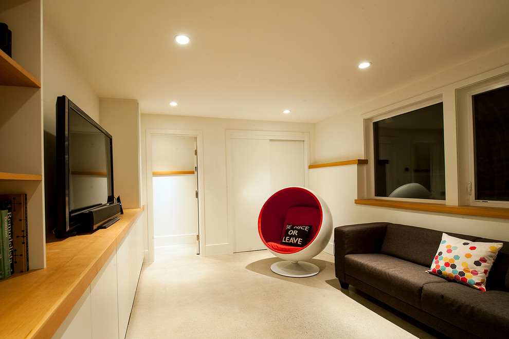 Источник вдохновения для домашнего уюта: открытая гостиная комната среднего размера в стиле ретро с белыми стенами, бетонным полом и мультимедийным центром
